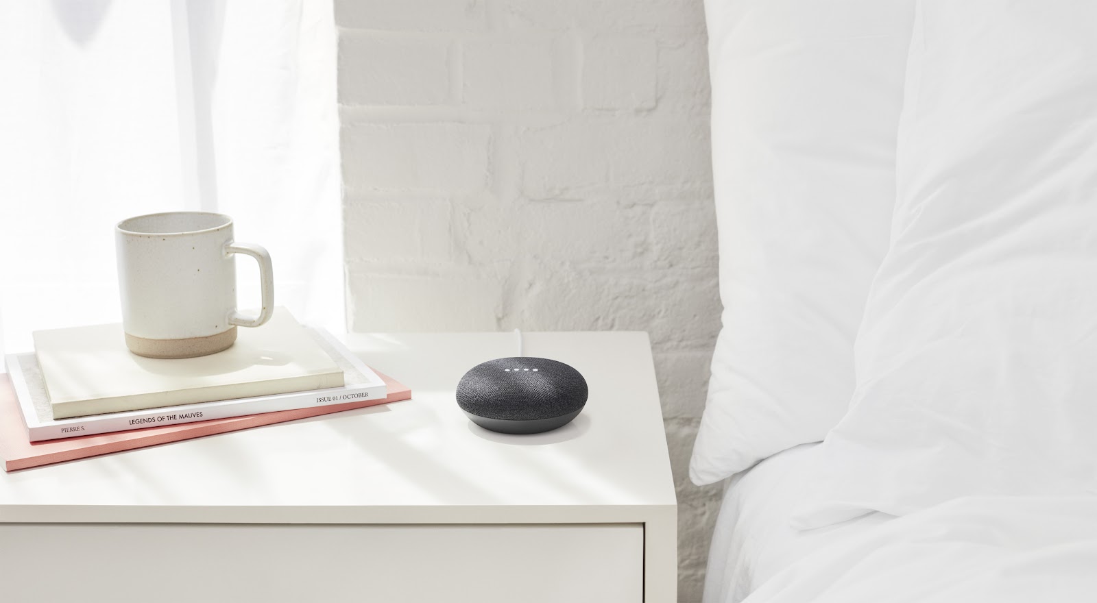 Google Nest Mini nero su comodino.