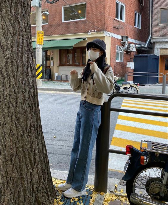 Áo cardigan + quần jean ống rộng + Bucket hat