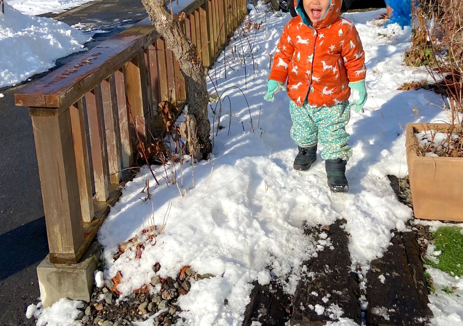 雪で遊ぶ子供