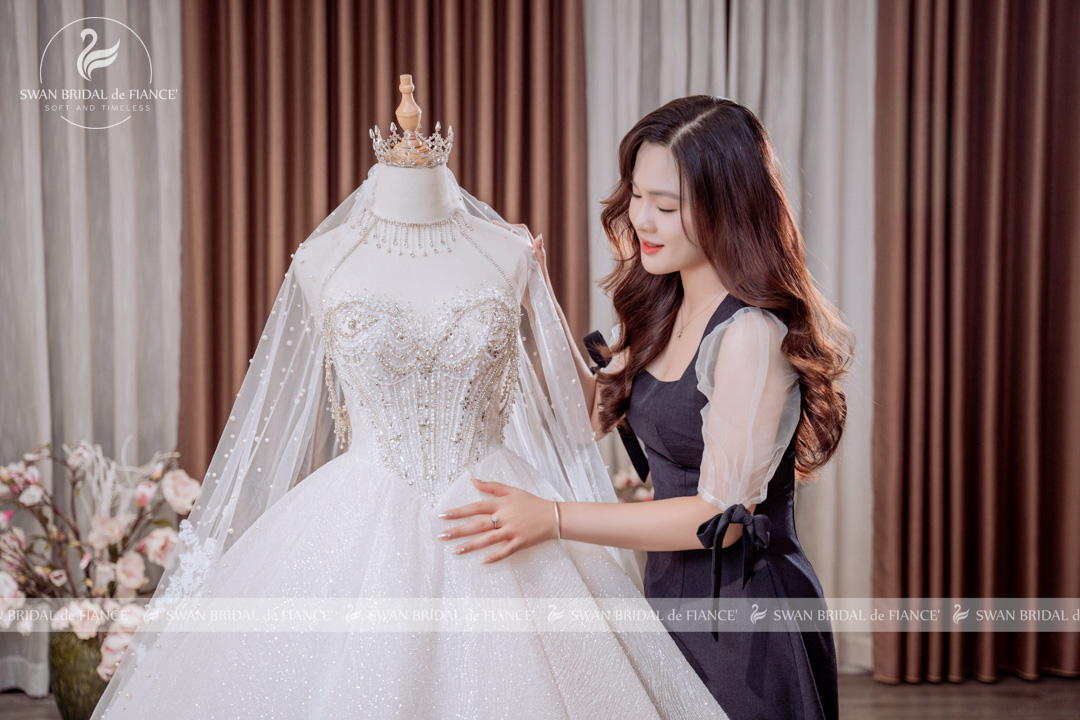 Cô dâu Đại sứ Ngọc Tú hạnh phúc bên thiết kế váy cưới riêng của mình 