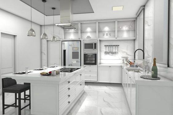 Cozinha com armários brancos, porcelanato branco revestindo paredes e piso, cadeiras pretas, eletrodomésticos de inox e luminárias pendentes pratas.