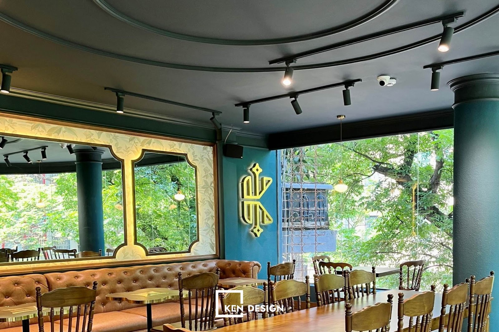logo Katinat Saigon Cafe  nổi bật trên nền xanh cổ vịt 