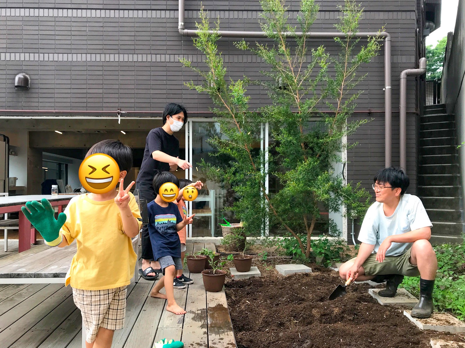 園芸部：休日にメンバーのお子さんと一緒に、現在の池尻オフィスのベランダの庭を耕して野菜の種植え