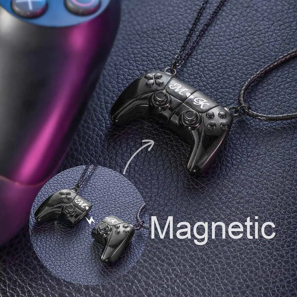 pendentif en manette de PlayStation, qui se sépare et s’accroche par magnétisme