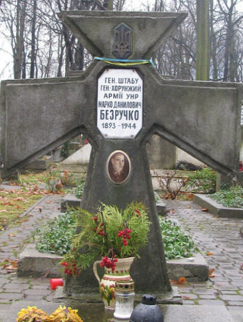 Могила генерала Марка Безручко на православном кладбище в Варшаве
