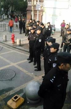 察拉起封锁线,阻止访民进入会场。(志愿者提供/记者乔龙)
