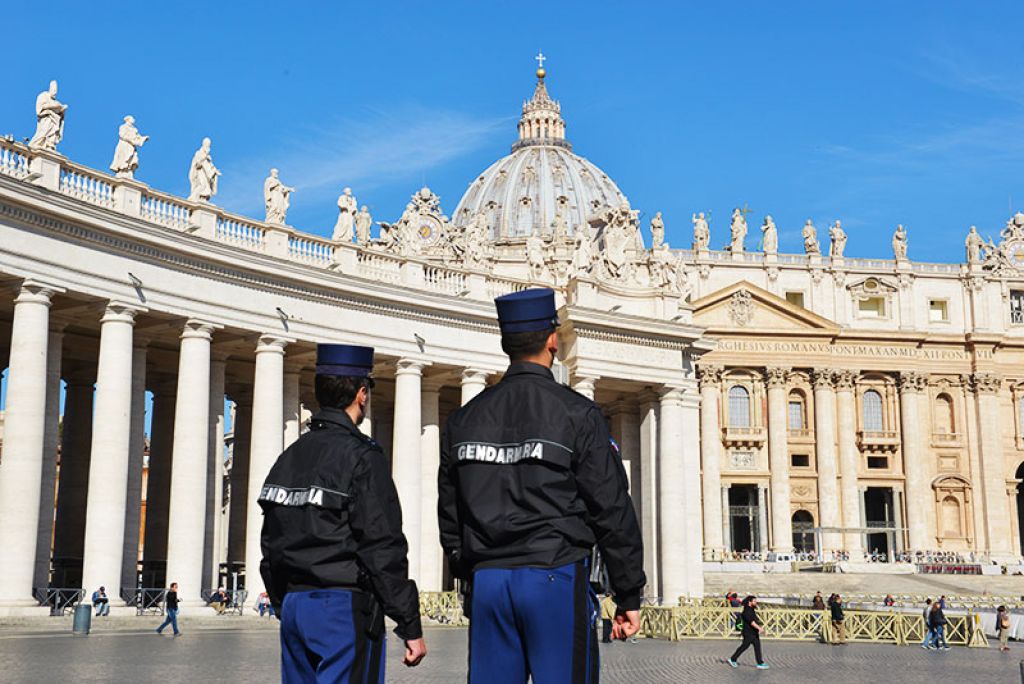 Vatican treo cờ rủ để tang