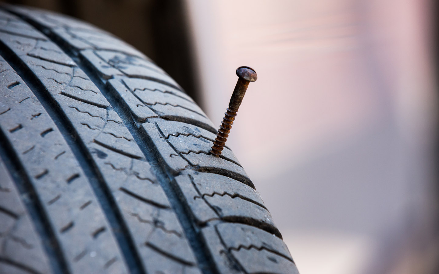 гвоздь, застрявший в автомобильных шинах, является распространенной причиной спущенных шин