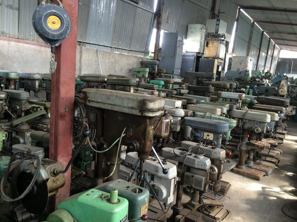 Những máy móc cũ để lâu dễ hỏng hóc và chiếm nhiều diện tích. Tốt nhất là nên thanh lý.