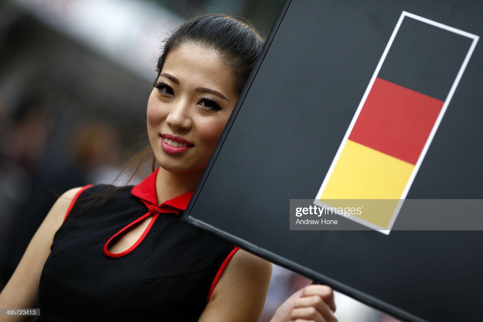 D:\Documenti\posts\posts\Women and motorsport\foto\Getty e altre\grid-girl-holds-up-the-board-belonging-to-sebastian-vettel-of-germany-picture-id485723413.jpg
