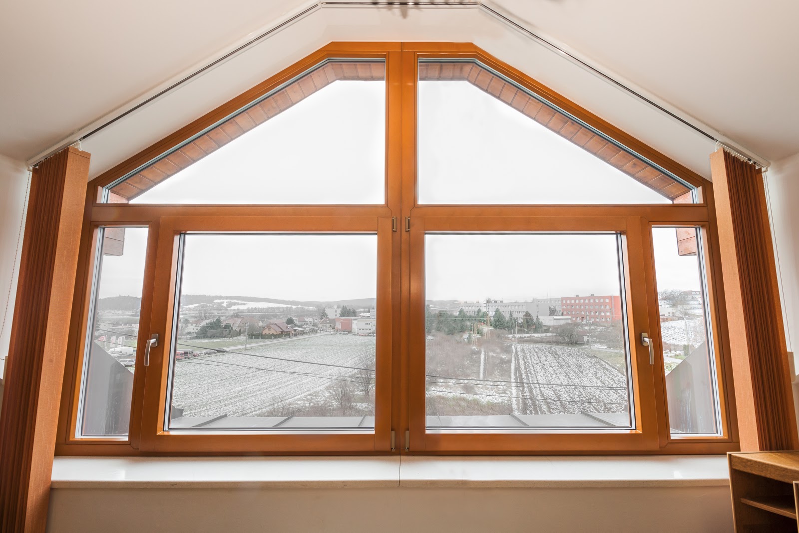 Plastová nebo dřevěná okna, co je lepší? Objektivní srovnání materiálů