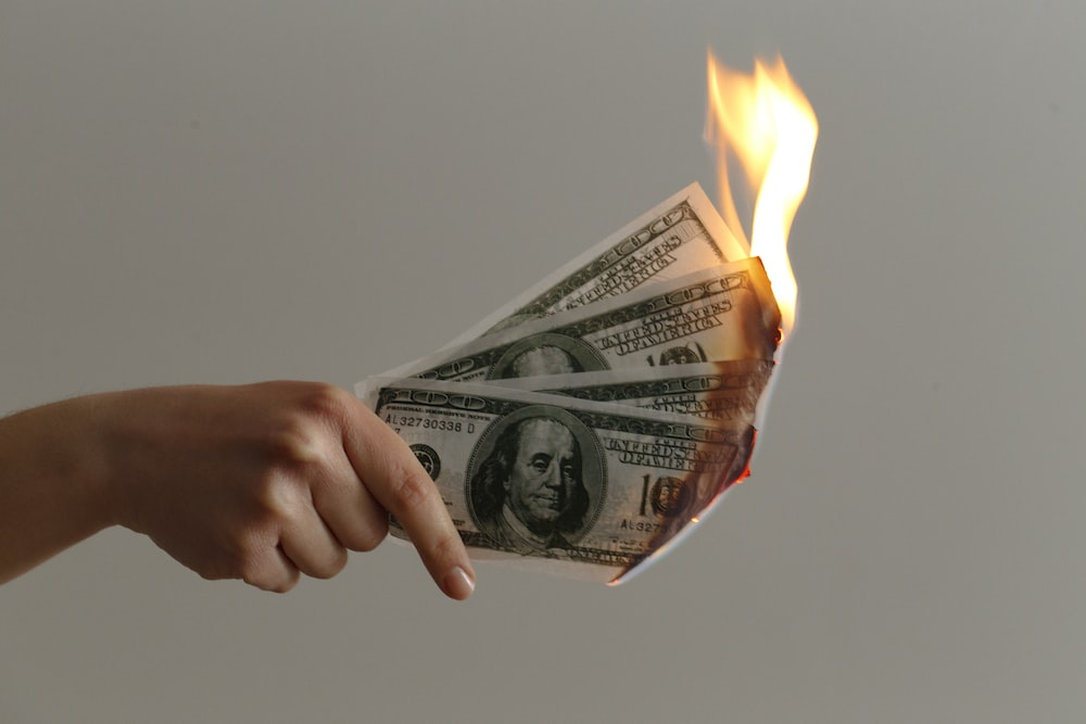 Geld zu verbrennen gilt als Bundesverbrechen.