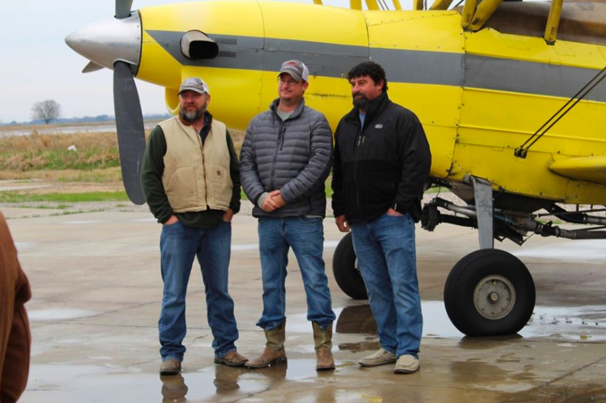 100 Gallon Nước Phép rảy xuống thị trấn bằng máy bay nông nghiệp ở tiểu bang Louisiana