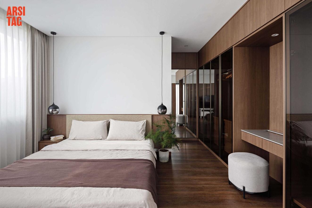 Kamar tidur bernuasa kayu yang hangat dan estetik, karya Studio Saya via Arsitag