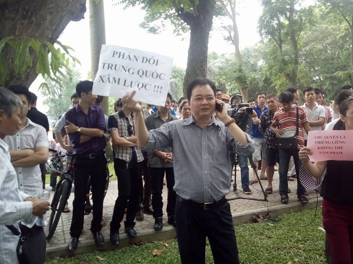 Luật sư Hà Huy Sơn với bảng chữ: "PHẢN ĐỐI TRUNG QUỐC XÂM LƯỢC !!!"