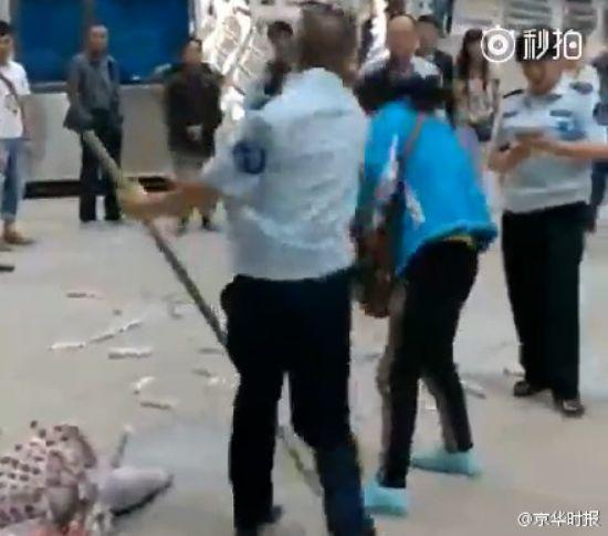 曝贵州城管暴打糖葫芦女商贩：敢打老子