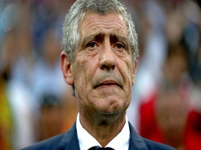 Huấn luyện viên của đội hình Bồ Đào Nha là Fernando Santos. 