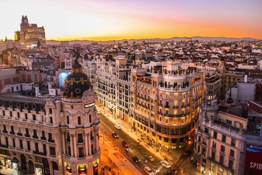 Ciudad con edificios altos

Descripción generada automáticamente
