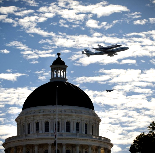 Endeavour Shuttle over Capitol'CA Fri 21.9.12.jpg