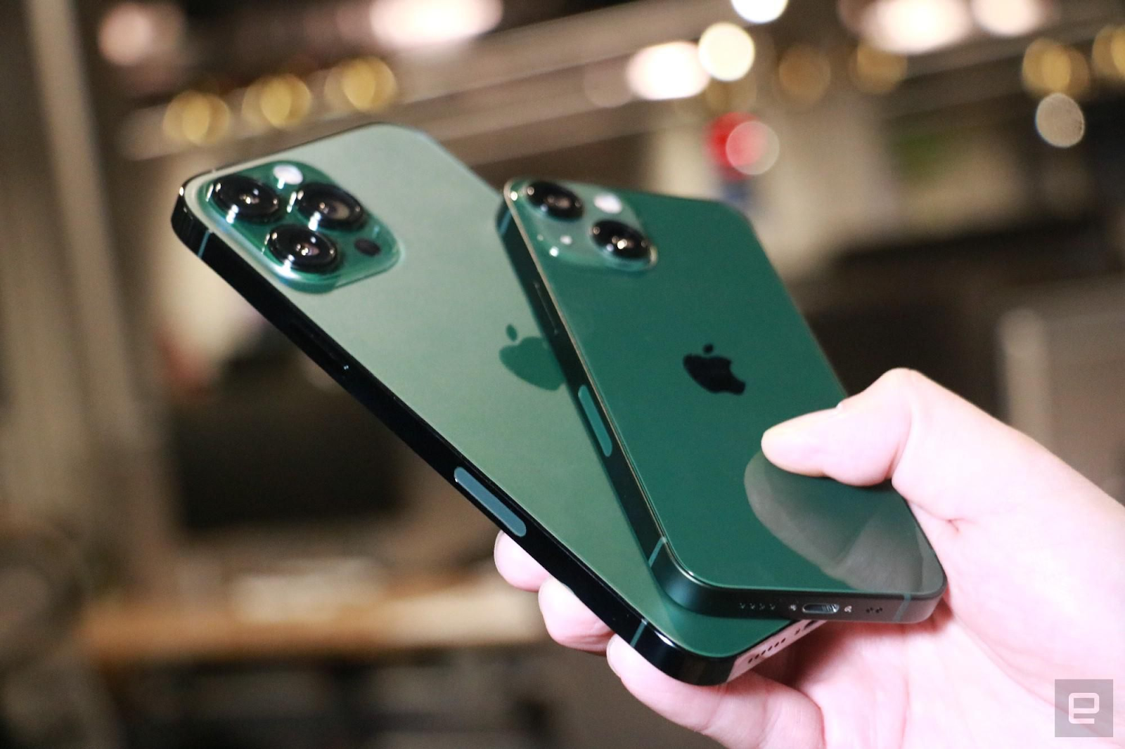 This image shows the two iPhone 13 Pro green each other.
