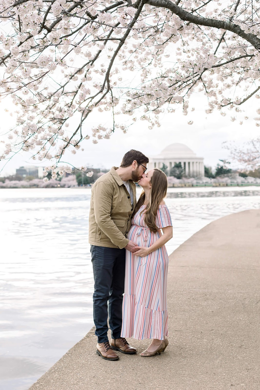 Pregnant couple photoshoot beside a river
