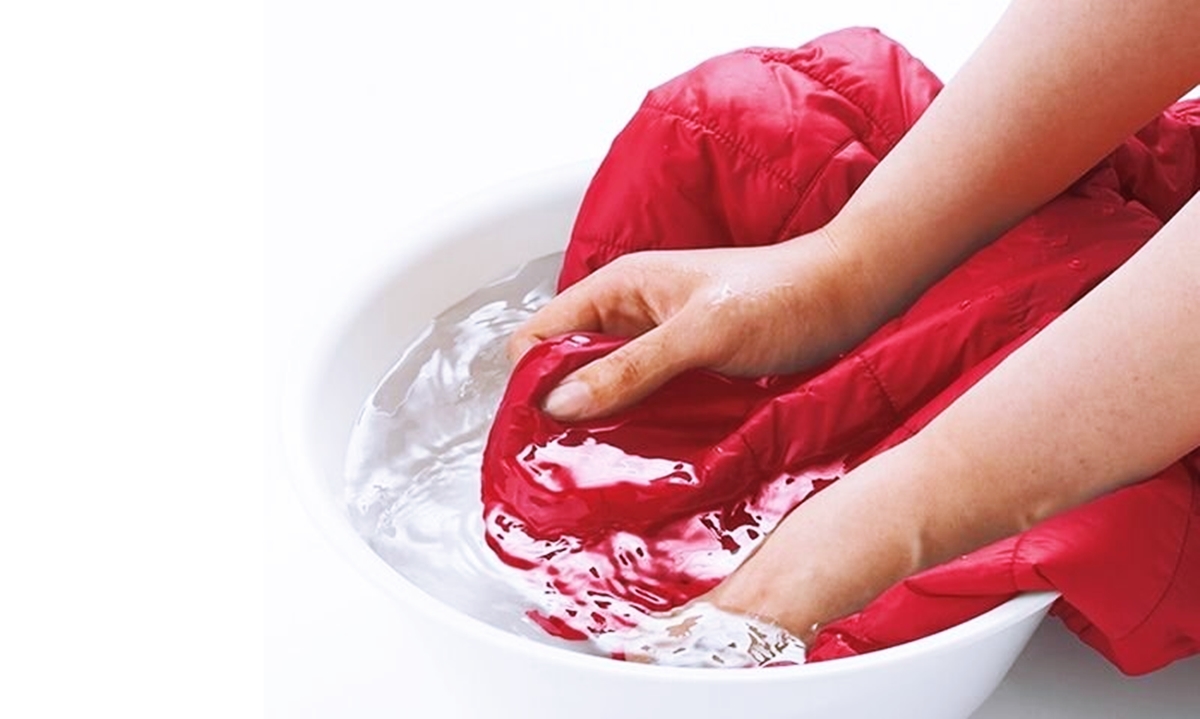 Cách giặt áo phao bằng tay