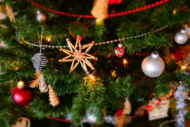 Versierde-Kerstboom-met-een-Kerwinqel-kortingscode