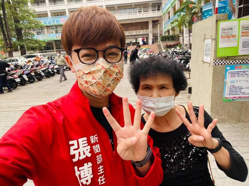 張博洋評論韓國瑜簽書會,形容韓國瑜只是火力展示、稍微暖身,但朱立倫已心驚膽跳。(記者王榮祥翻攝)