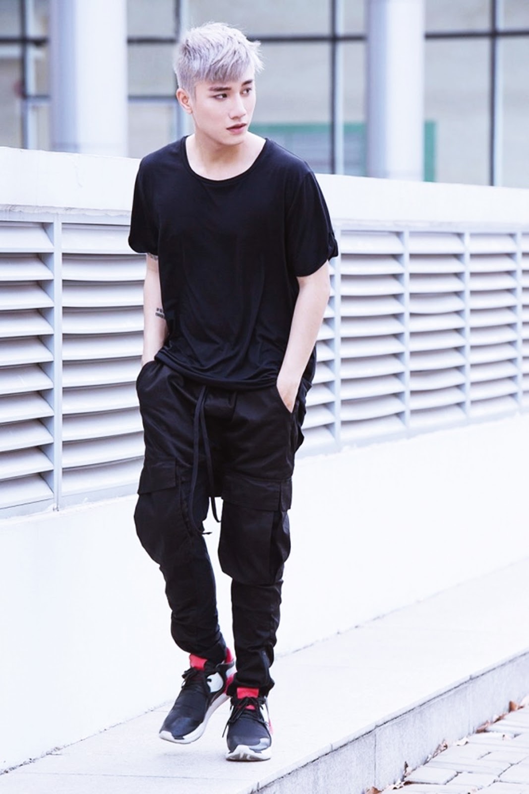 Mix áo thun đen và quần jogger