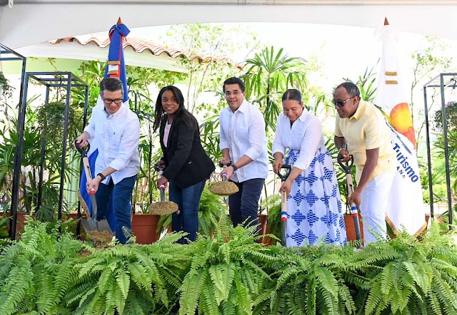 Ministro de Turismo inaugura parque en Bánica y da el primer picazo para reconstrucción de aceras y contenes del entorno   