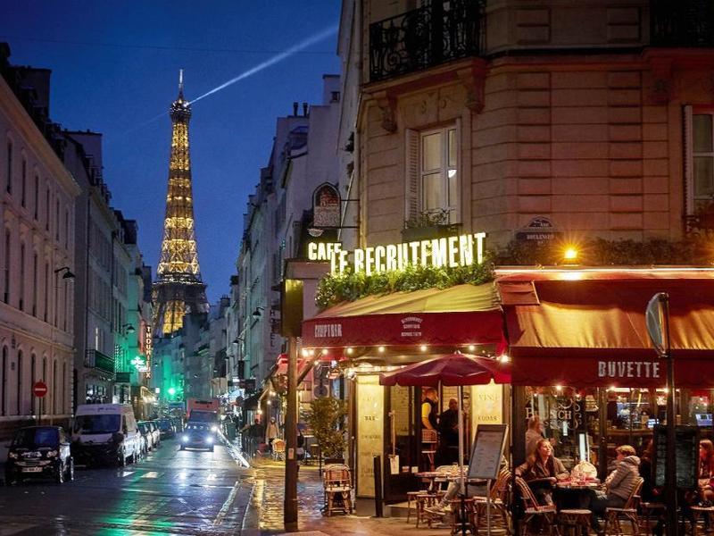 Eerie photos reveal how Covid curfew is transforming Paris ...