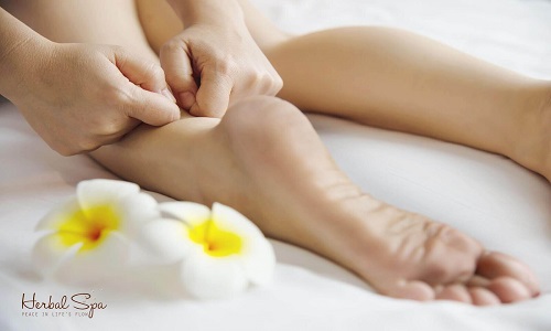 Massage chân là liệu pháp chăm sóc sức khỏe an toàn và hiệu quả