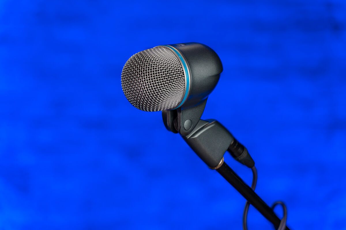 Shure Beta 52A tested with microphone stand