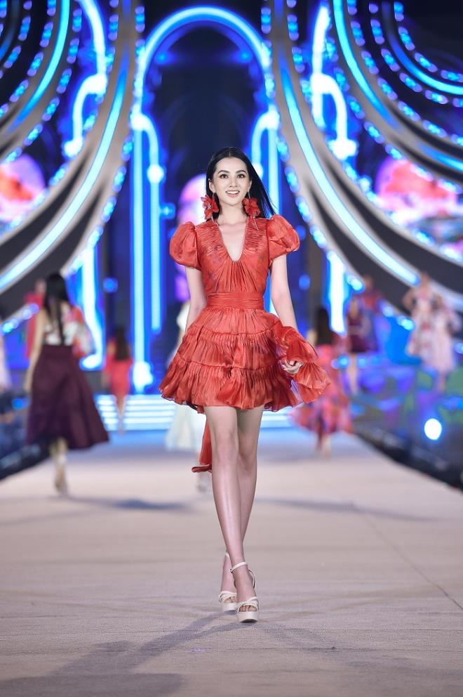 Kỳ Duyên, Đỗ Mỹ Linh khoe chân dài trong đêm thi của 'Hoa hậu Việt Nam' - 10