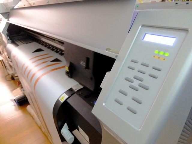 看板のデザインを印刷する業務用印刷機の写真