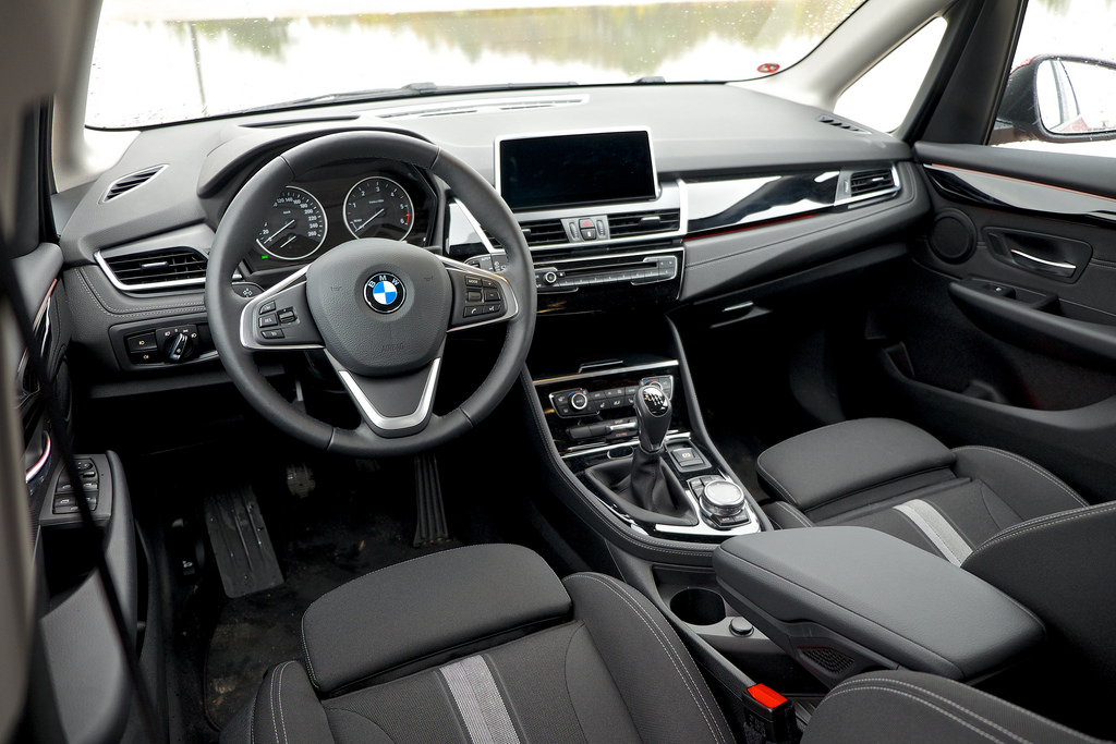 салон новой модели BMW 2 Series Gran Coupe спортивный седан фото 