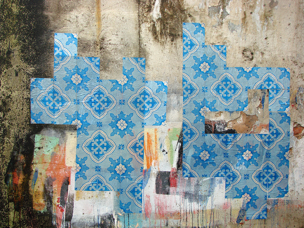 Azulejos de papel instalados no espaço público pelo Coletivo Poro
