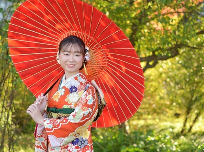 赤い振袖の女性