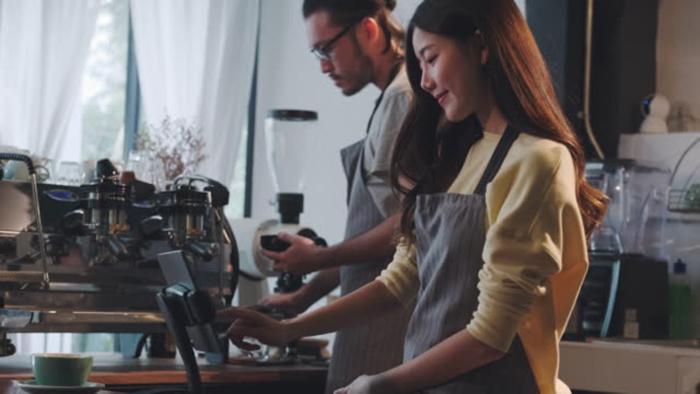 Ảnh có chứa trong nhà, người, chuẩn bị, nấu ăn

Mô tả được tạo tự động