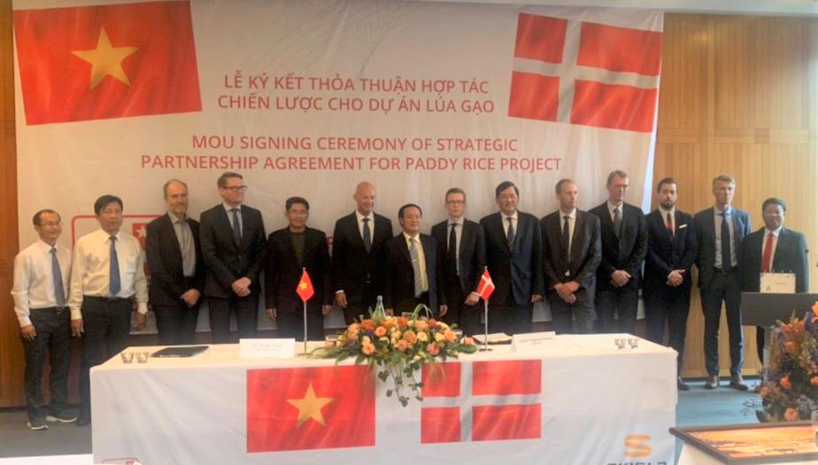 3. Ảnh lưu niệm giữa lãnh đạo Sao Mai Group và lãnh đạo SKIOLD (Đan Mạch)