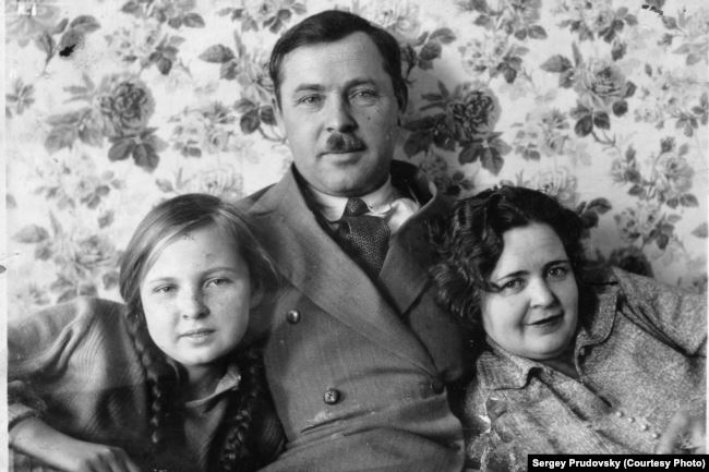 Степан Кузнецов с дочерью Марией и женой Елизаветой Андреевной. Харбин, 1932 г.