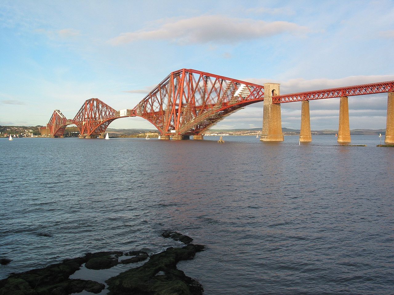 1280px-Bb-forthrailbridge.jpg