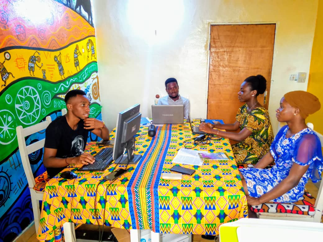 Geneviève en cours d'anglais au meilleur centre de formation au bénin 
