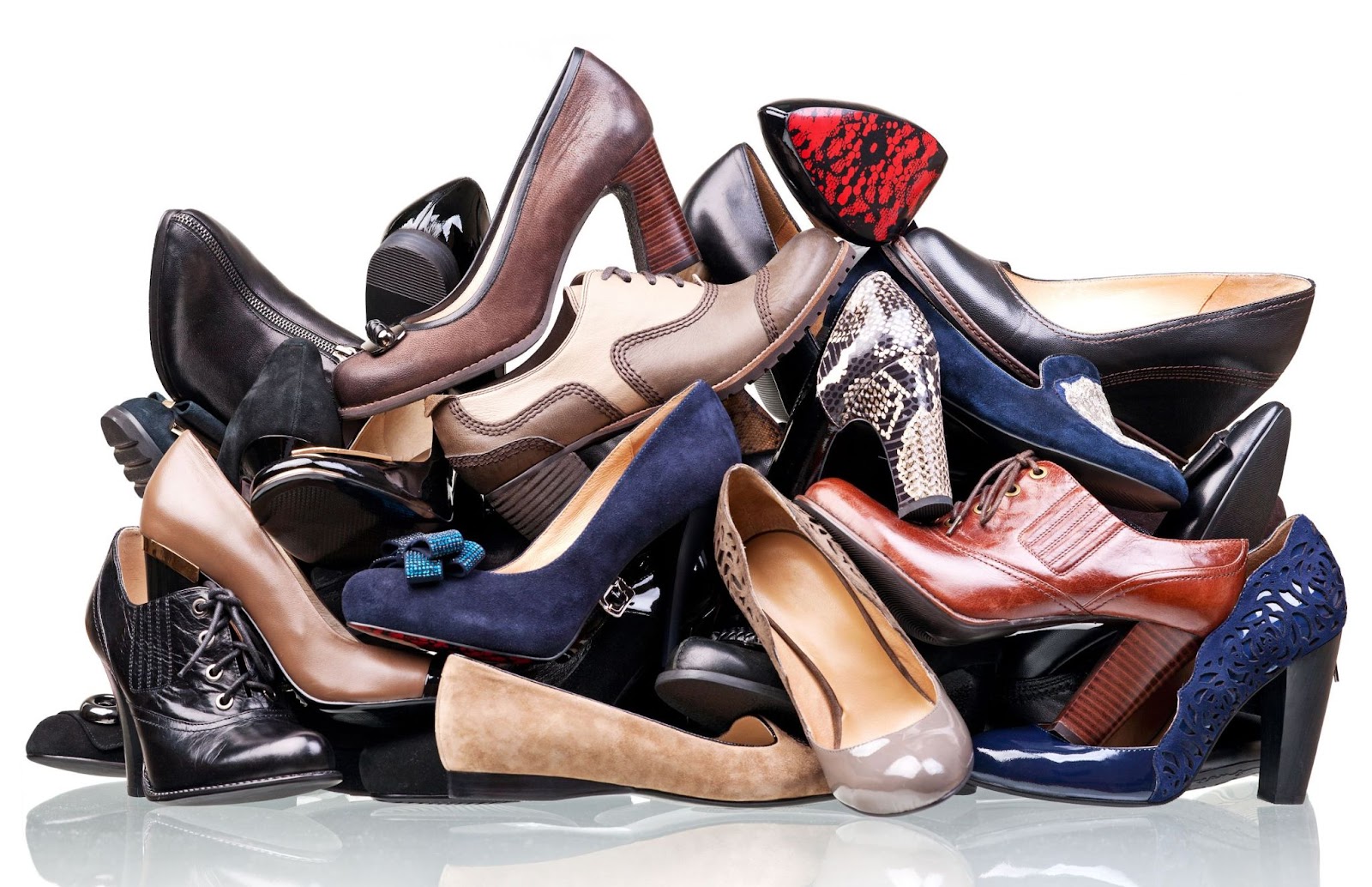 messy-pile-of-womans-shoes