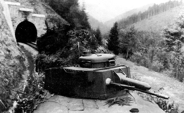 Tanková věž na obrněném vlaku.jpg