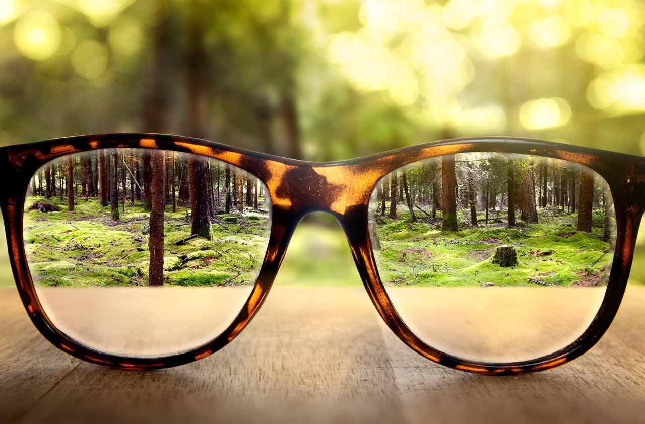 Lặng nhìn cuộc sống với câu chuyện: Cặp kính không màu