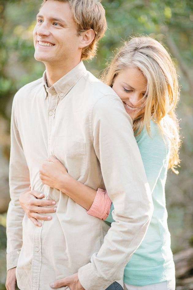 20-Non-Cheesy-Poses-for-Your-Engagement-Shoot-Bridal-Musings-Wedding-Blog-1