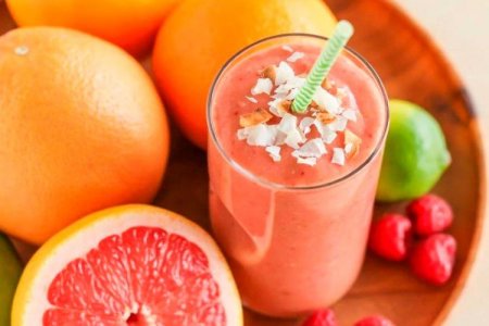Smoothie with grapefruit and banana
