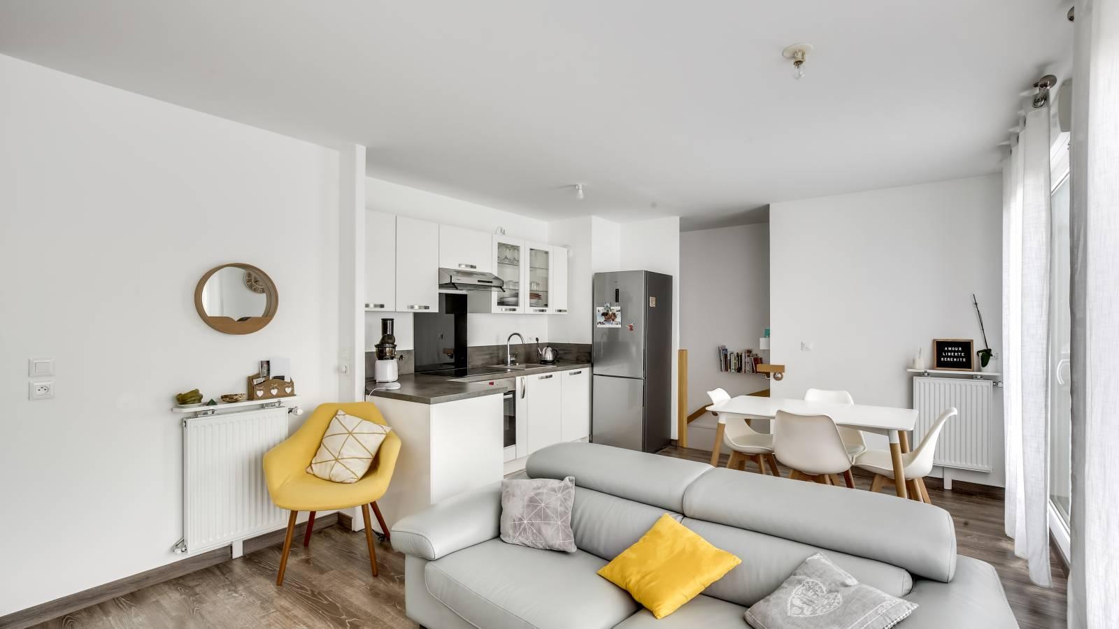 Salón cocina moderno y minimalista, detalles en amarillo