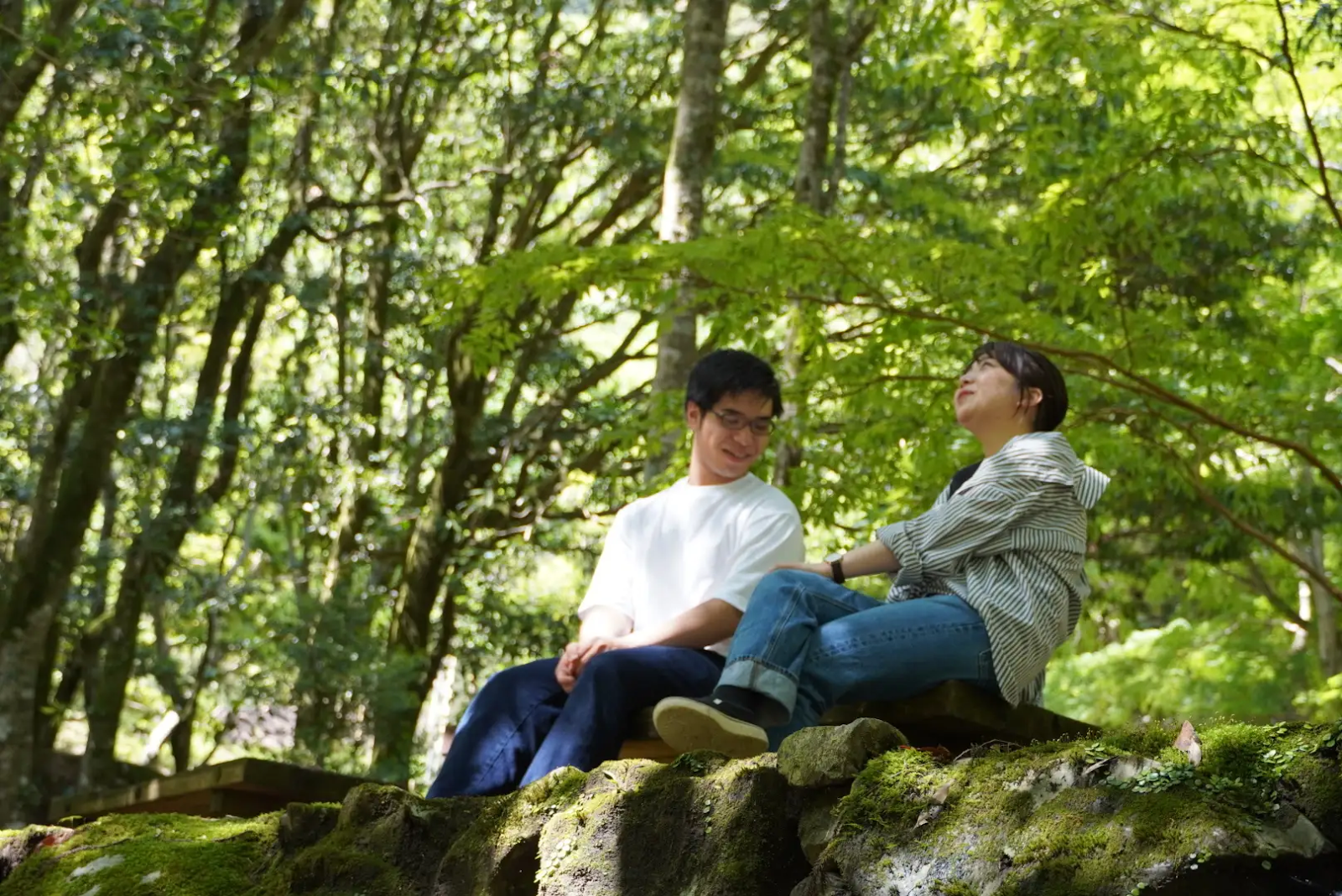 自然の中でくつろぐ男女の様子